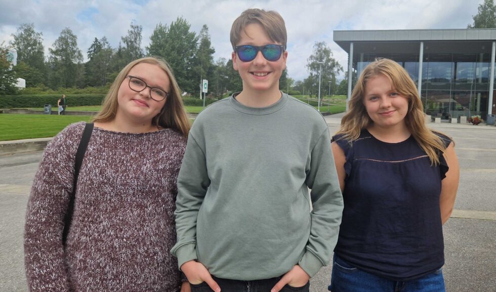 Silje Mellem Sund (15), Edvard Sørlie (16) og Linnea Isabel Randmæl-Varpe (16) gleder seg til å begynne på videregående skole mandag.