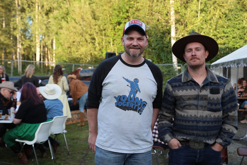 Mats Myrvold og Ståle Andersson var godt fornøyde med antallet som hadde tatt turen til Rodeo på Roverud.