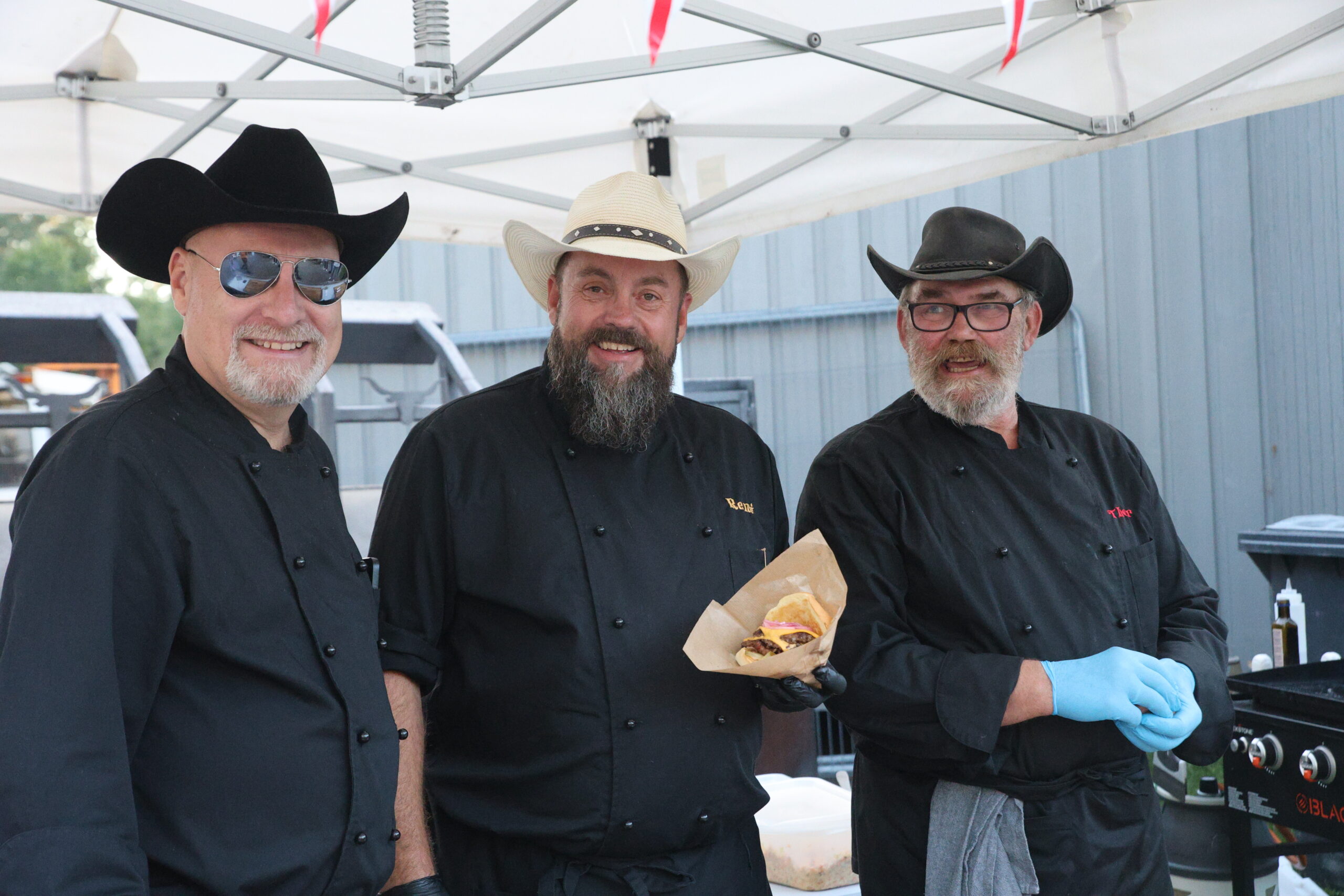 De lokale Tres Amigos sto for maten til l&oslash;rdagens fest.