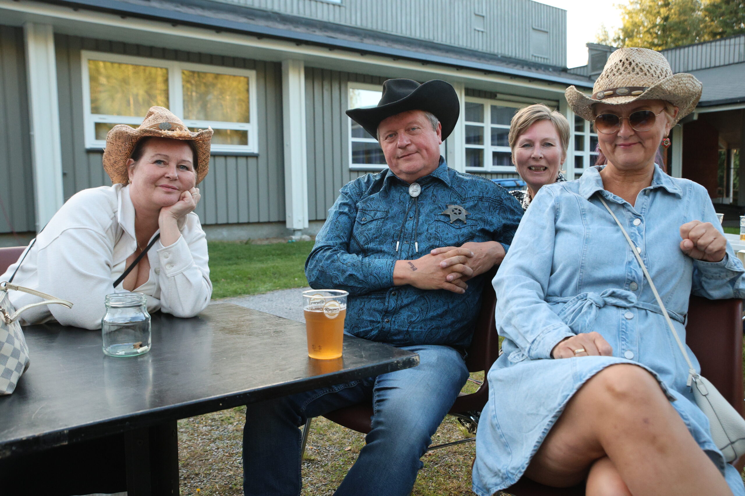 Laila Engelstad, Trond Engelstad, Linda Iversen og June Dalsj&oslash; koste seg p&aring; Rodeo denne l&oslash;rdagen.