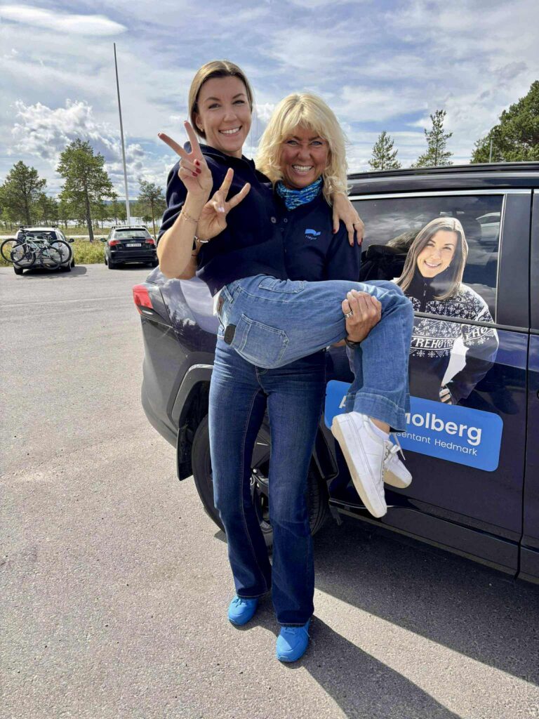 Hanne Alstrup Valure, leder av Innlandet Høyre løfter frem Anna Molberg, stortingsrepresentant og 1.kandidat for Hedmark Høyre.
