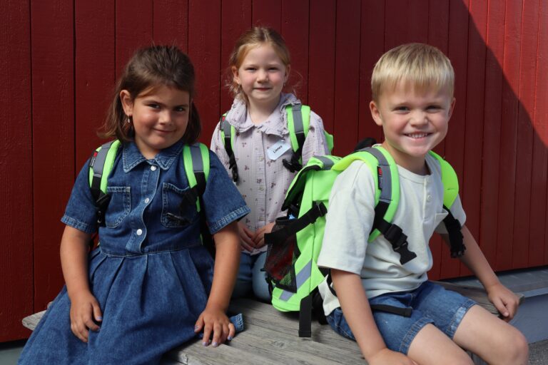 Nora-Emilie Hansen (f.v), Linnea Harbosen og Jørgen Nordstad Pedersen er tre av skolestarterne på Marikollen skole.