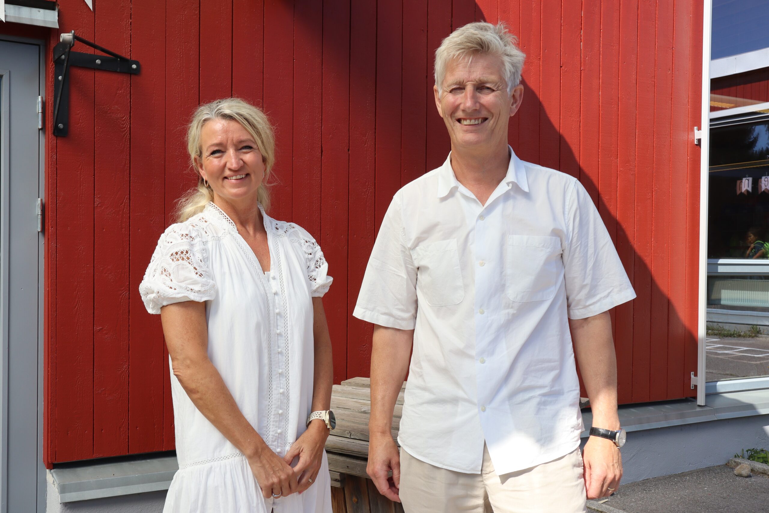 Avdelingsleder for 1. til 4. tinn p&aring; Marikollen skole S&oslash;lvi Kj&aelig;rn&aring;sen og rektor Arne N&oslash;kling er glade etter &aring; ha &oslash;nsket nok et kull med f&oslash;rsteklassinger velkommen.