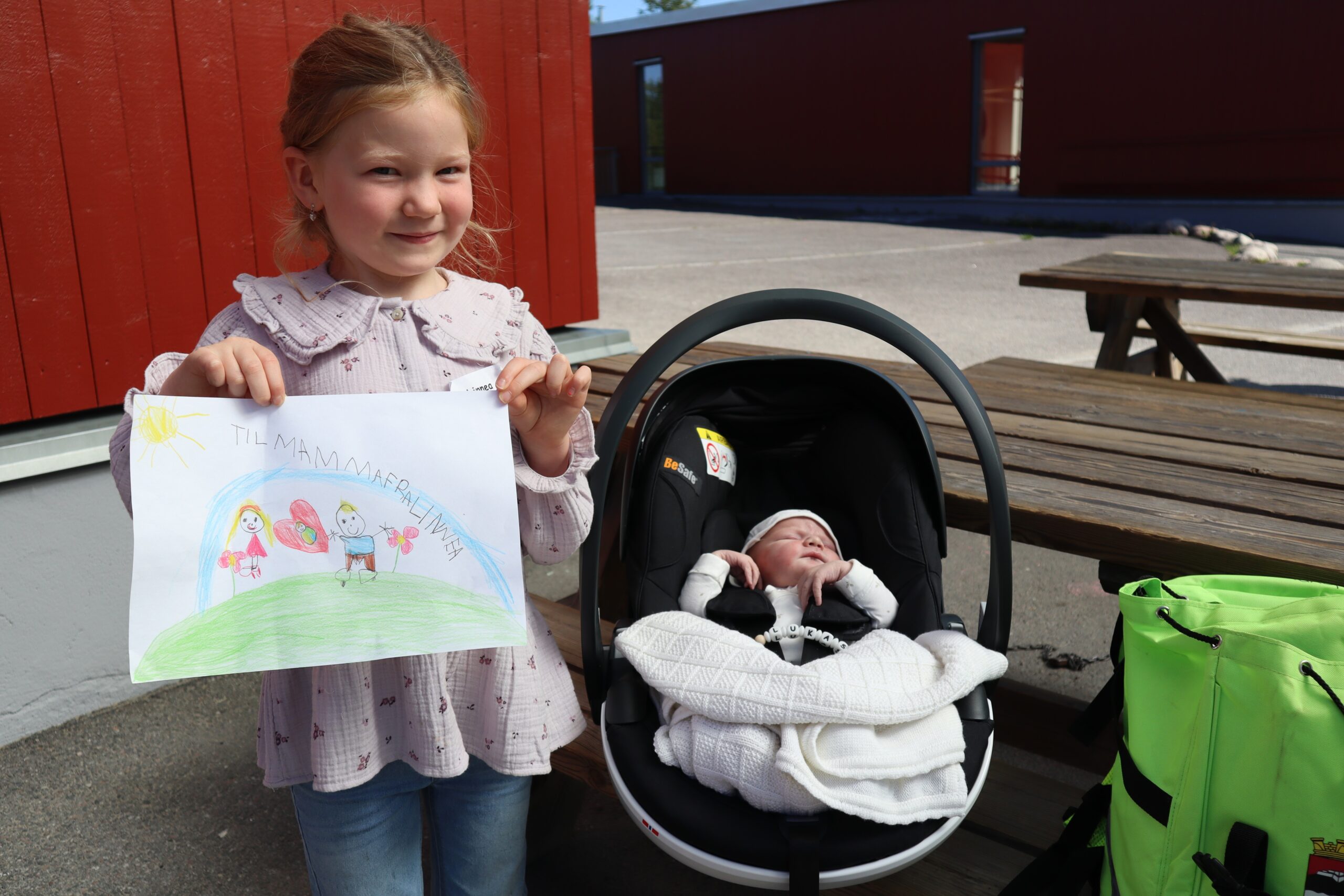 Linnea Harbosen er stolt stores&oslash;ster til sin to dager gamle lillebror Lukas.