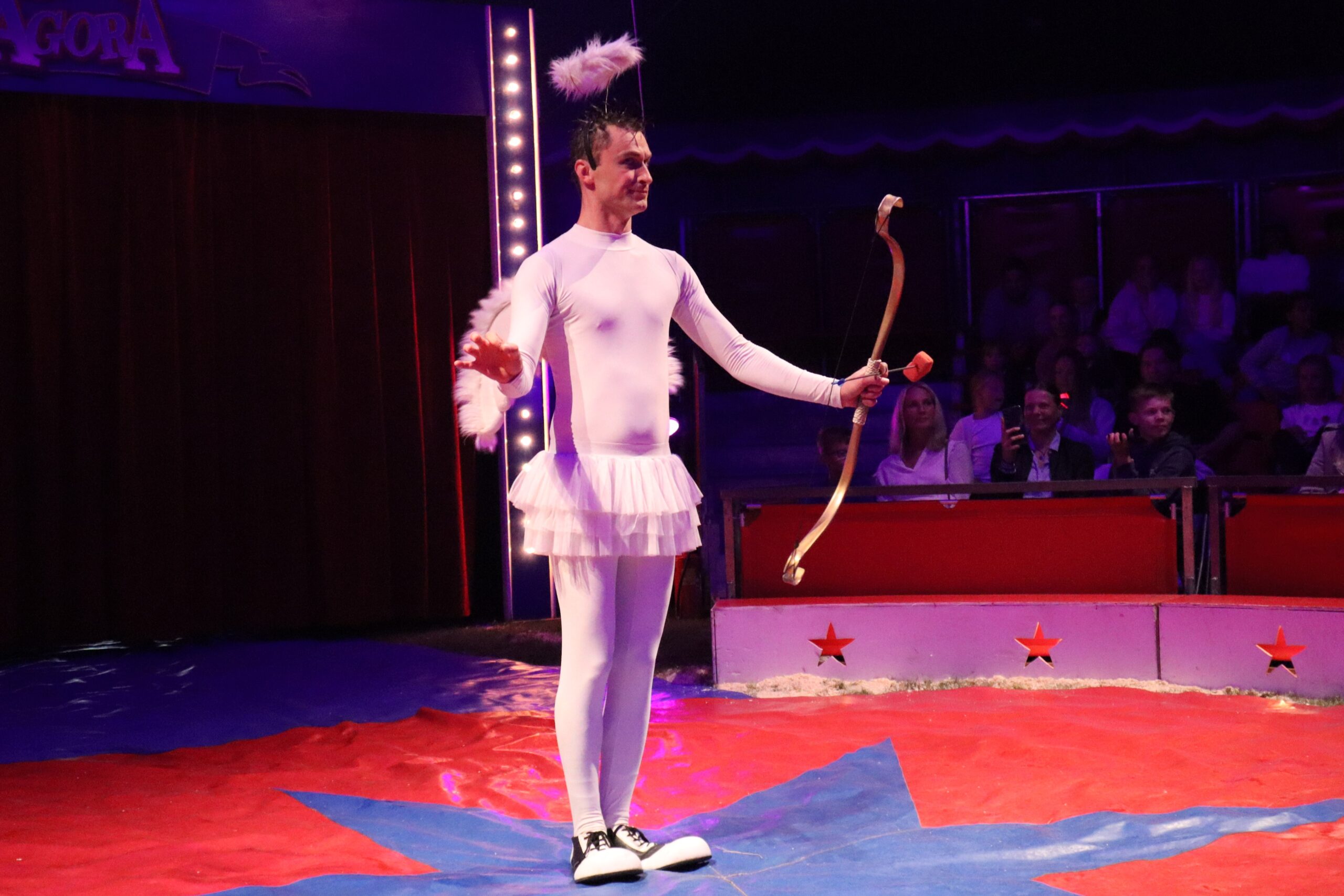 Rico er Cirkus Agoras egen hum&oslash;rspreder, med herlige og uttrykksfulle klovnerier til glede for sm&aring; og store cirkusbarn.