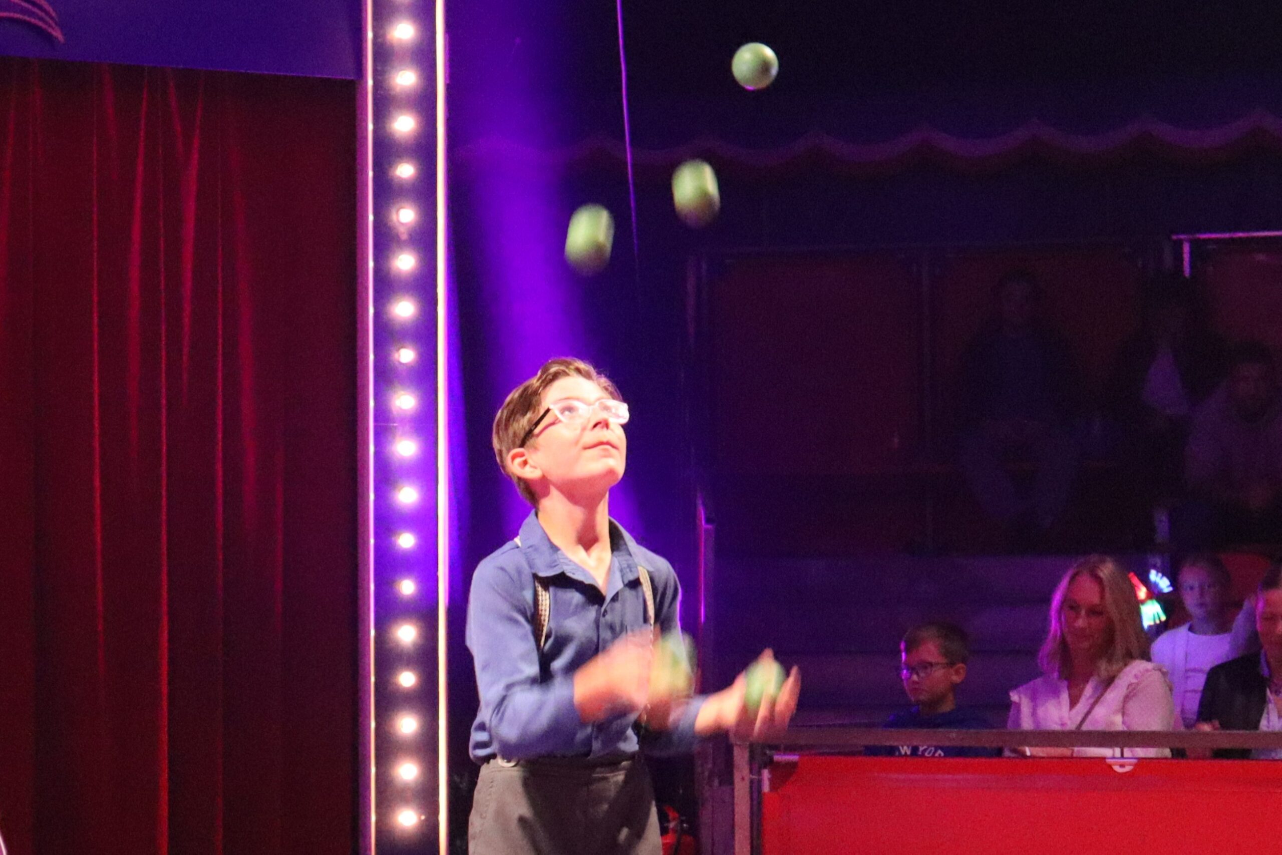 Cirkus Agoras yngste tilskudd er bare ti &aring;r gammel, men briljerer med sjonglering og sjarm.