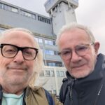 Levi Henriksen kunne ikke si nei da han ble spurt om å skrive bok om Åge Aleksandersen og 21 av hans sanger. Her er de to utenfor Tårnet i Trondheim, hvor Åge har kontor.