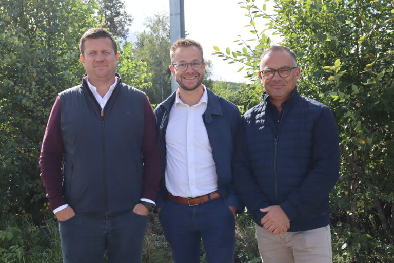 Daglig leder i GHG Fredrik Holth, fagsjef for politikk og samfunn i Norsk Bergindustri Lars Joakim Hanssen og avdelingsansvarlig for masseuttak i GHG Tore Holth. – Det er viktig at denne debatten kommer opp, og i dag gjør vi det vi kan for å få til en endring på dette, sier de.