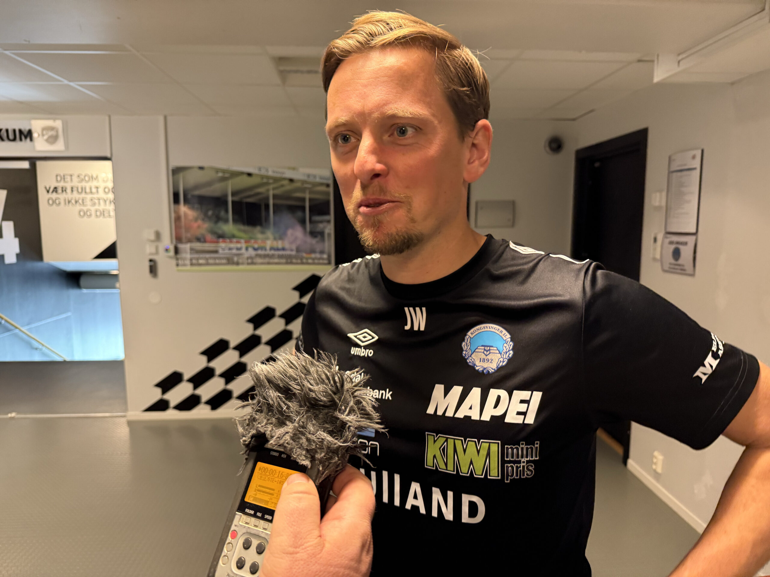 Johan Wennberg var svett i luggen og sv&aelig;rt glad etter &aring; ha st&aring;tt p&aring; sidelinjen og jaget frem KIL-spillerne til seier i solsteika: