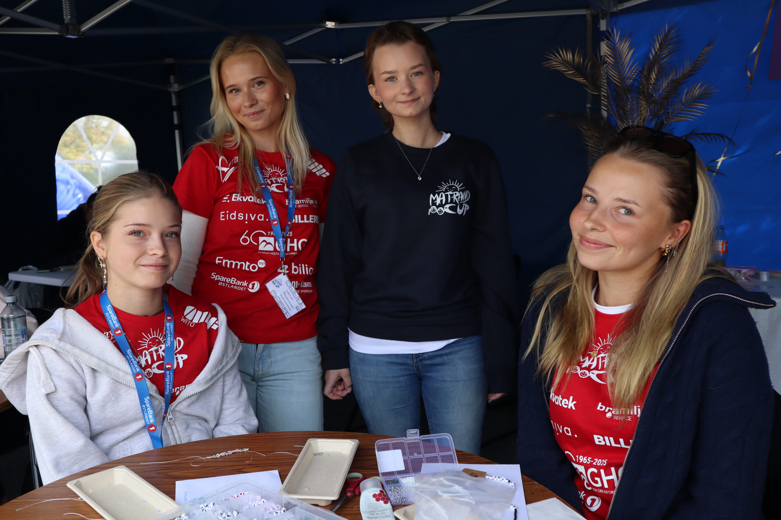 Gode hjelpere i smykkebaren: Engla Helstad (f.v.), Olivia Helstad, Anjelica og Mira Malmer.