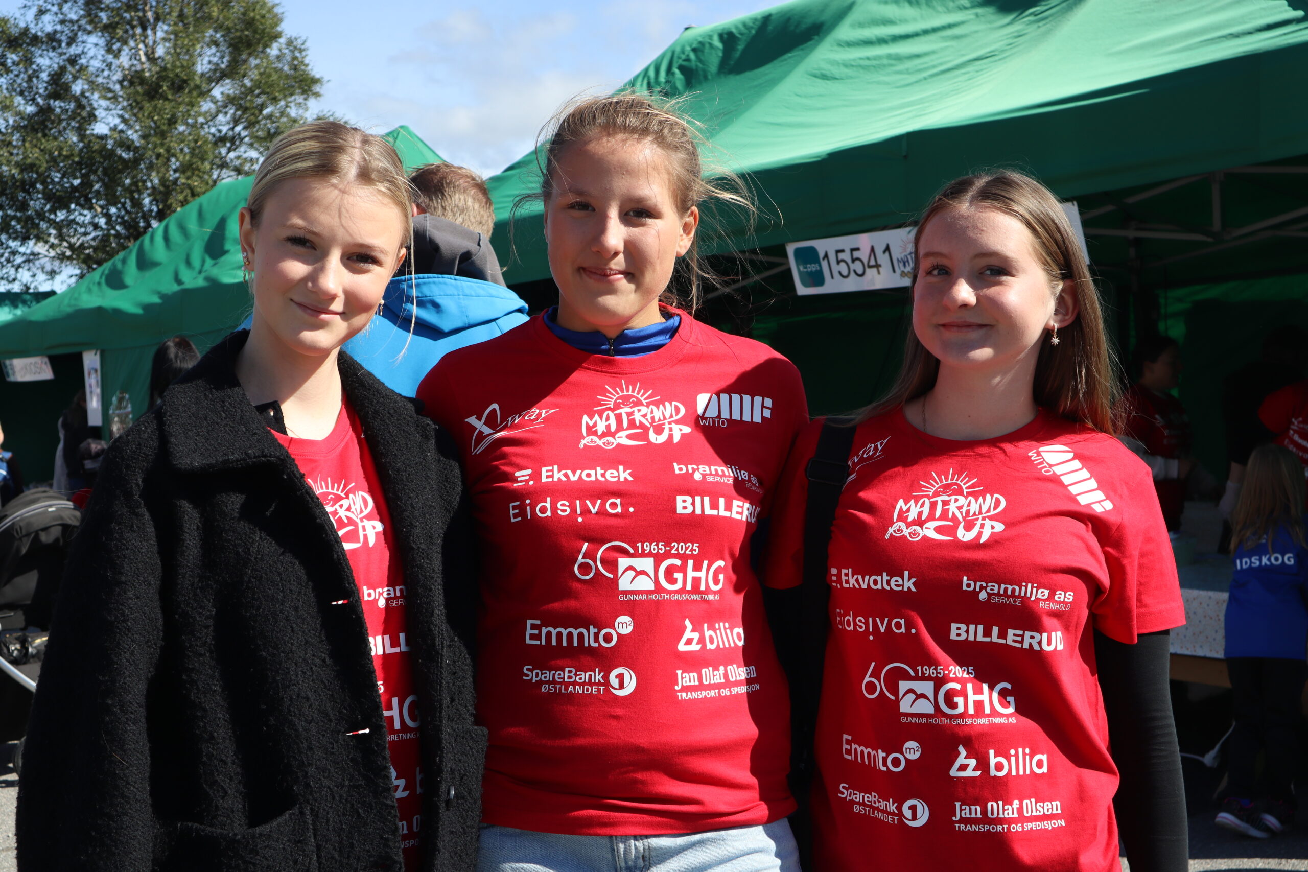 14-&aring;ringene Alice Linnerud (f.v.), Anna Fredrikke Persson og &Aring;se Ytterdahl hadde meldt seg som frivillige til &aring; hjelpe til under Matrand Cup, og fikk ansvaret for &aring; bist&aring; i den ene kiosken. &ndash; Vi synes det er kult med en s&aring; stor cup som det her p&aring; Matrand, og det er g&oslash;y &aring; f&aring; se p&aring; kampene ogs&aring;.