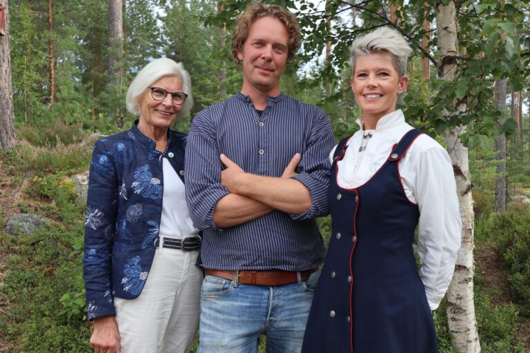 Anniken Fischer (t.v.) var den første lederen i Lundersæter Vel og var med på å starte velets reise som nå har pågått i 50 år. Hun har mange gode minner å se tilbake på fra tiden som leder, og på lørdag delte hun flere av dem med velets nåværende nestleder Jan Gunnar Lysen og leder Jeanette Solvang Håven.