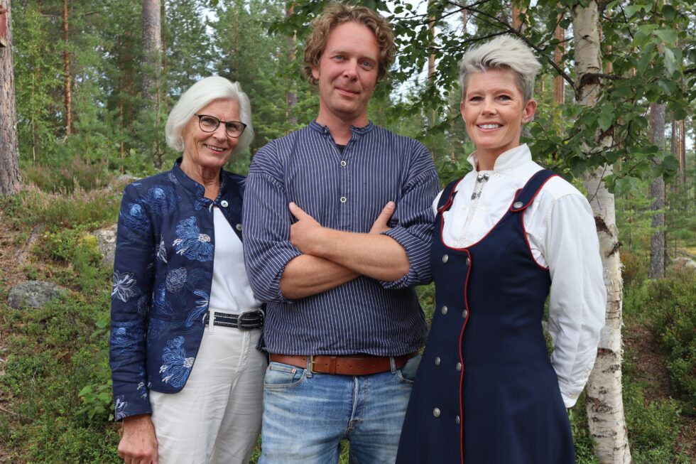 Anniken Fischer (t.v.) var den første lederen i Lundersæter Vel og var med på å starte velets reise som nå har pågått i 50 år. Hun har mange gode minner å se tilbake på fra tiden som leder, og på lørdag delte hun flere av dem med velets nåværende nestleder Jan Gunnar Lysen og leder Jeanette Solvang Håven.