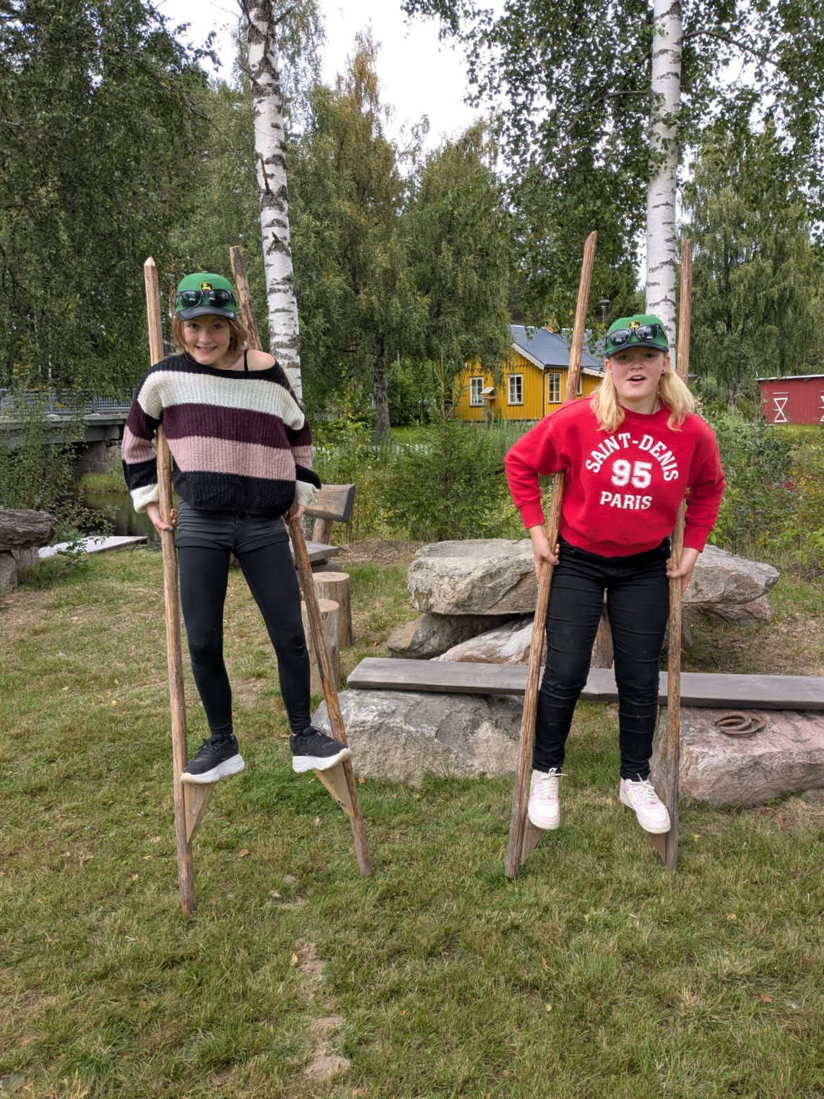 Mali H&aring;ven og Ella Smedstad tok utfordringen med &aring; g&aring; p&aring; stylter p&aring; strak arm.