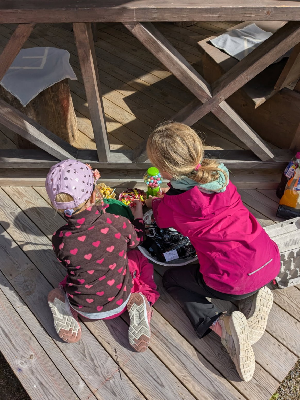 Sophia og Sigrid Seyfarth Andersen fikk godteripremier.