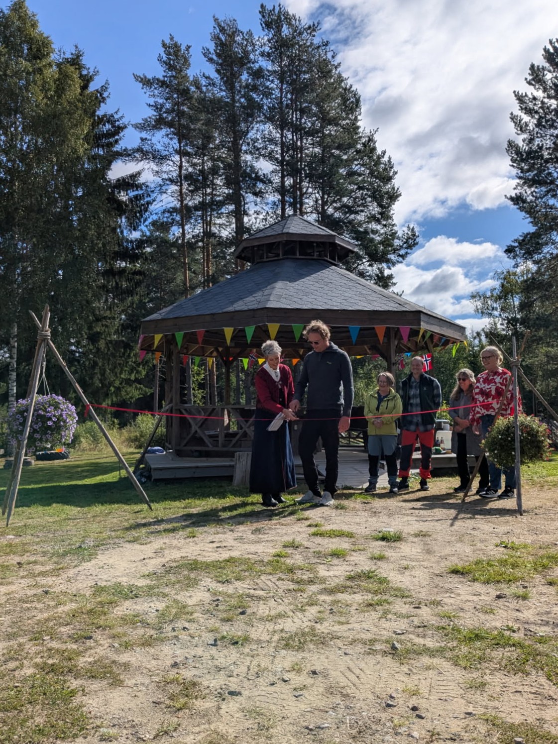 Jeanette Solvang H&aring;ven og Jan Gunnar Lysen klipper snora for &aring; markere &aring;pningen av paviljongen. Eva Seigerud, Elisabeth Selvik og Nanny Lysen fra styret fikk ogs&aring; med seg snorklippingen.