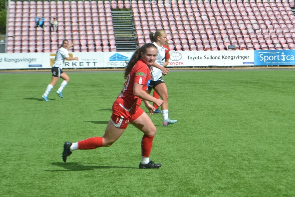 Kristine Skrutvold Skjæret er kaptein for KIL Fotball Kvinner og nekter å gi opp håpet om å beholde plassen i 2. divisjon.