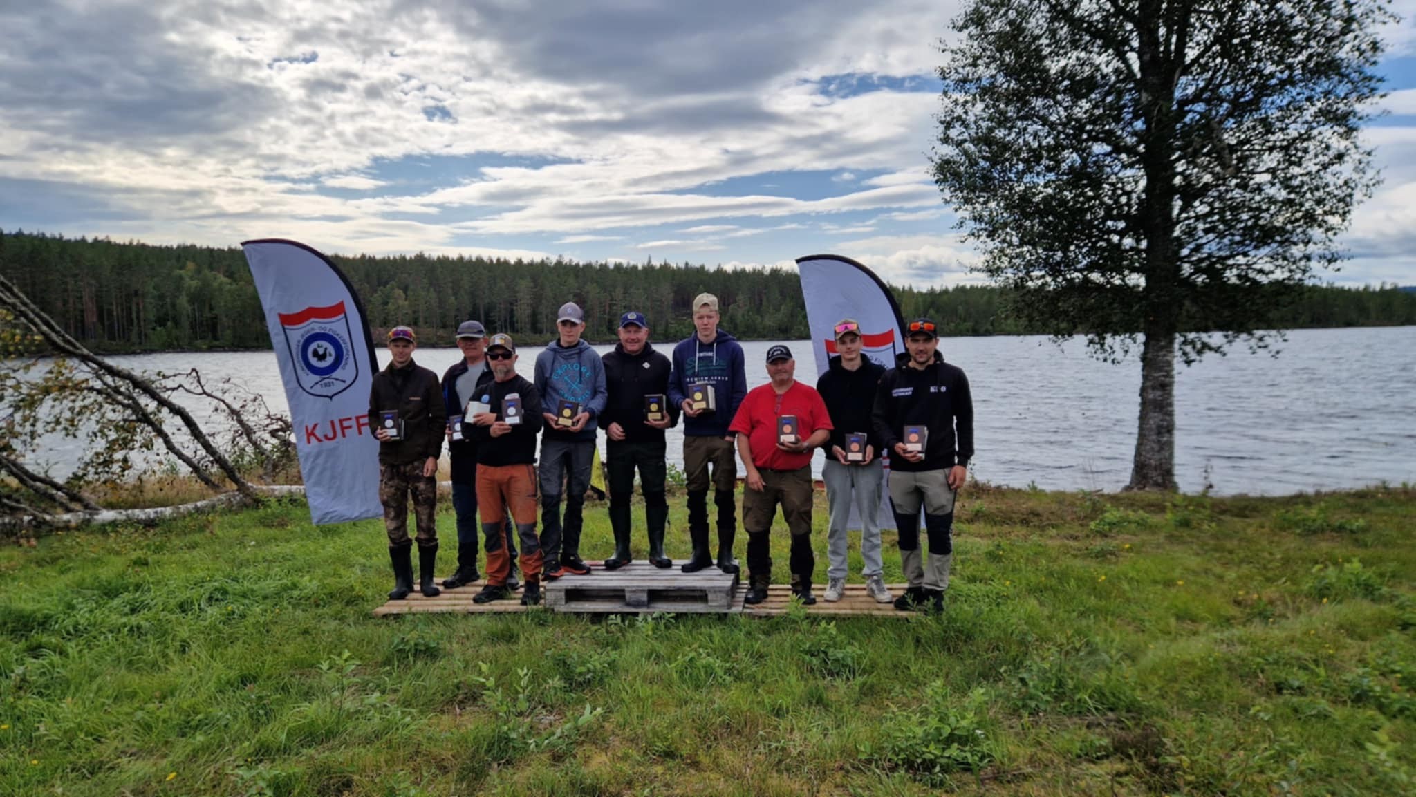 I lag-NM gjorde lokale fiskere rent bord. Sølvvinnerne fra venstre: Markus E-Hansen, Jan Inngjerdingen og Kenneth Jernberg fra Odal SFK. Gull til: Rune Marius Berg, Miliam Håven og Valdemark Håven fra Skogen JSK. Bronse til Gjermund Seigerud, Preben Johannesen og Mathias Sætaberget, Brandval JFF.