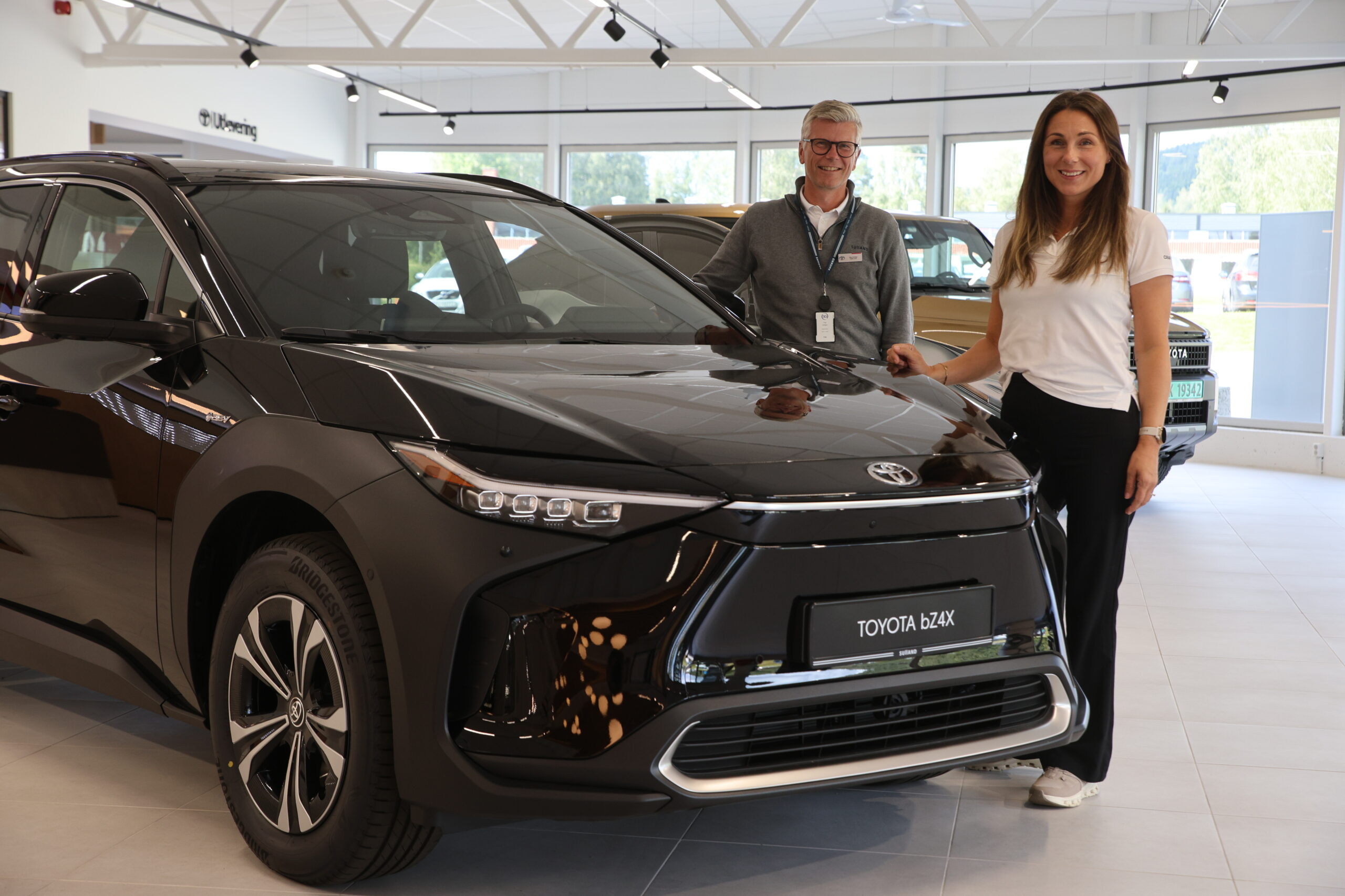 Stig Solbj&oslash;r og Elin Skoglund viser frem Toyota Bz4x. Det har v&aelig;rt Toyotas eneste hel-elektriske personbil i flere &aring;r n&aring;, men snart kommer det flere.