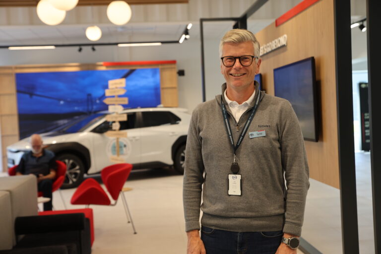 Daglig leder hos Toyota Sulland Stig Solbjør er strålende fornøyd med sitt nyoppussede lokalet.