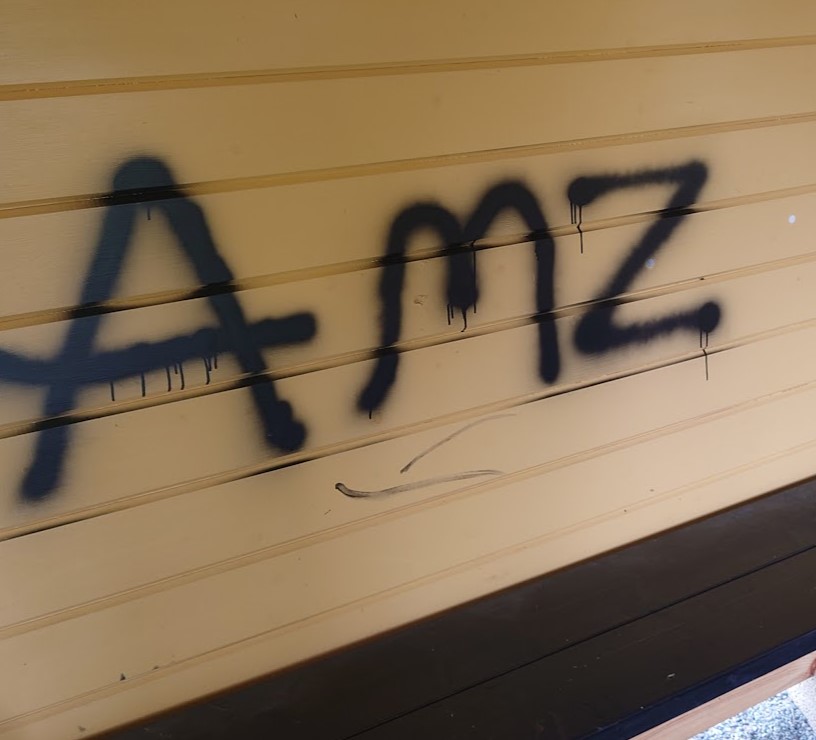 Gapahuken har også blitt tagget ned.