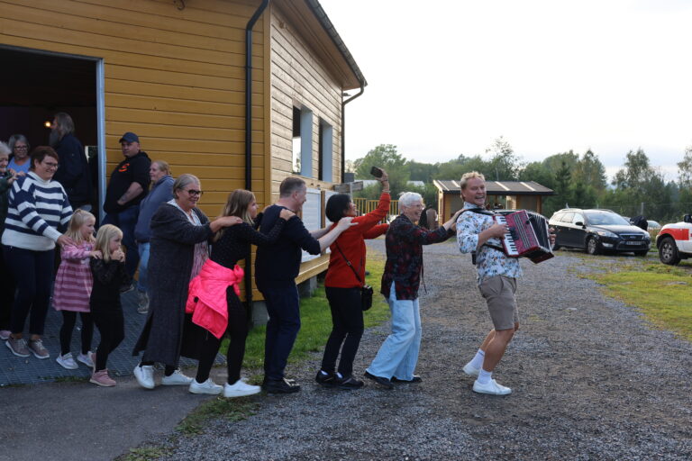 Odd Arne Sørensen ledet an den lange dansende ormen som beveget seg rundt i Skøttruparken torsdag kveld.