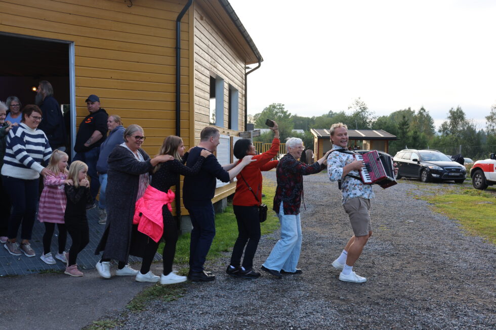 Odd Arne Sørensen ledet an den lange dansende ormen som beveget seg rundt i Skøttruparken torsdag kveld.