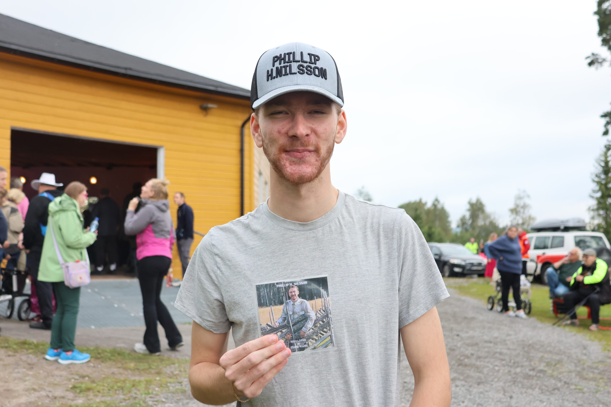 Philip Haga Nilsson kom til Sk&oslash;ttruparken med sin helt nye cd som han fremf&oslash;rte musikk av p&aring; scenen backet av Odd Arne S&oslash;rensen og Hans Olav Tr&oslash;en.