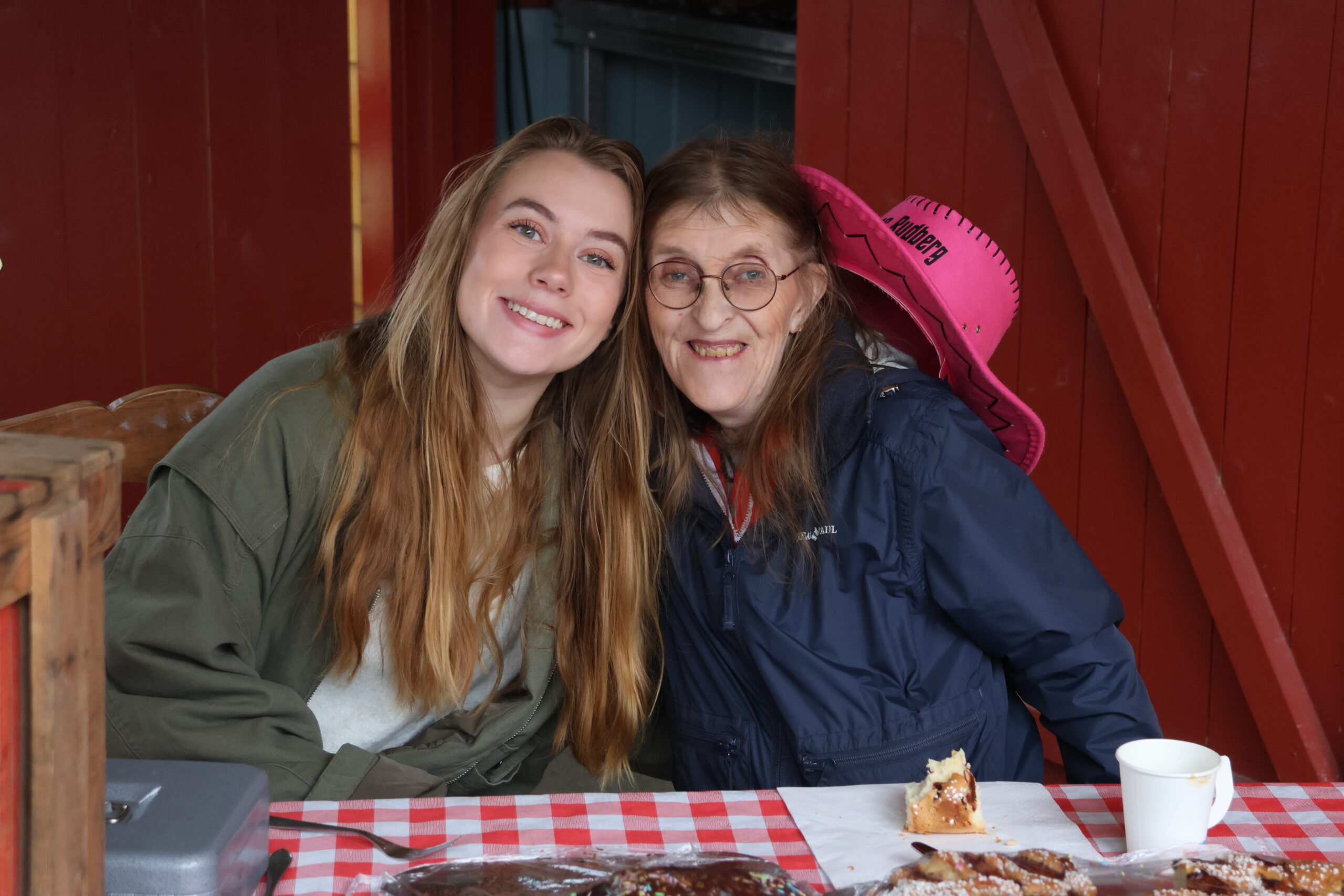 Mathilde Bekkengen og Gro Engebretsen var med og hjalp til med med salg av kaffe og kaker i Sk&oslash;ttruparken.