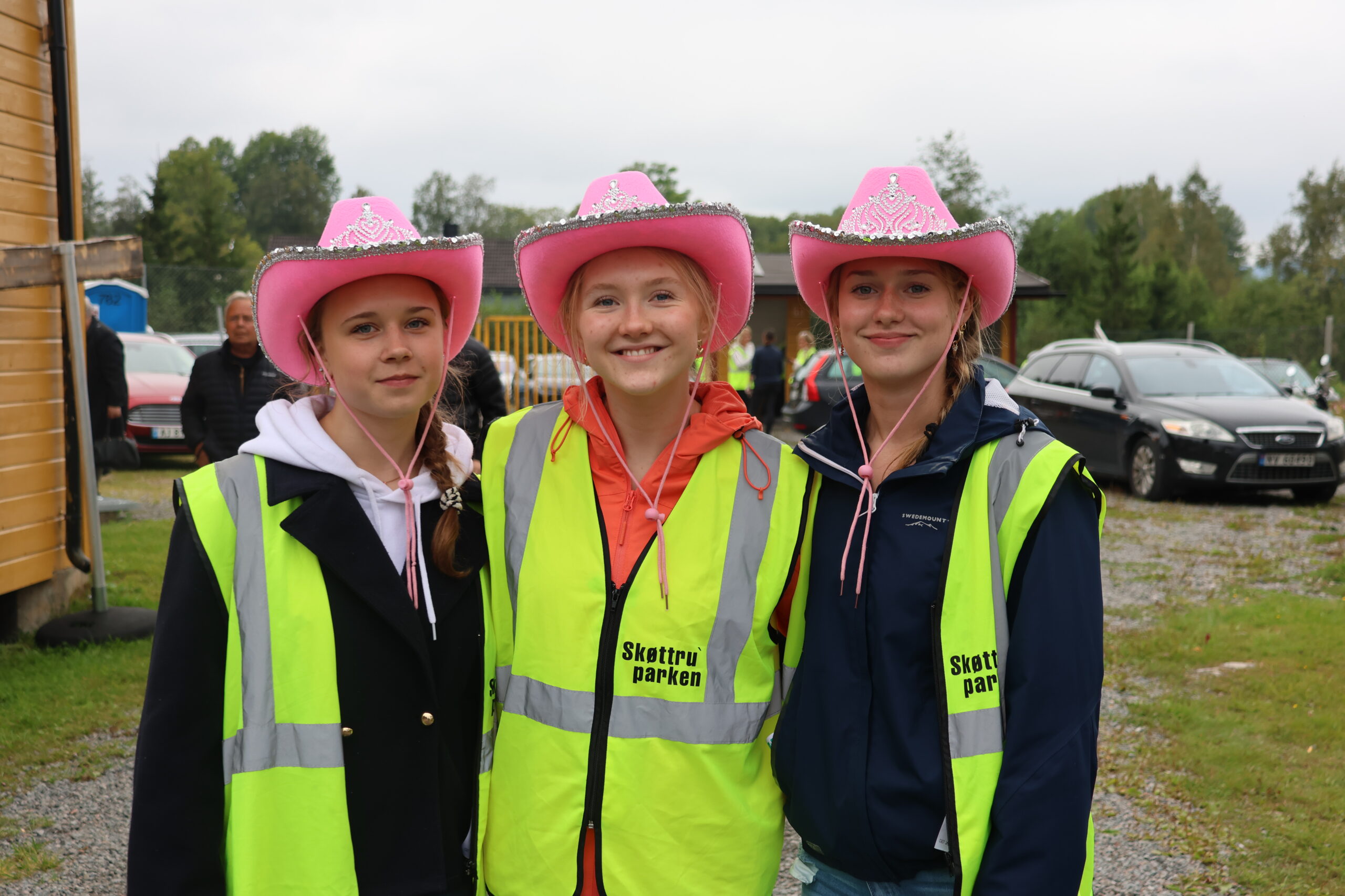 Vilde Repshus, Erle Linderud og Hanna Bekkengen hjalp til i billettluka og ellers der det var behov.