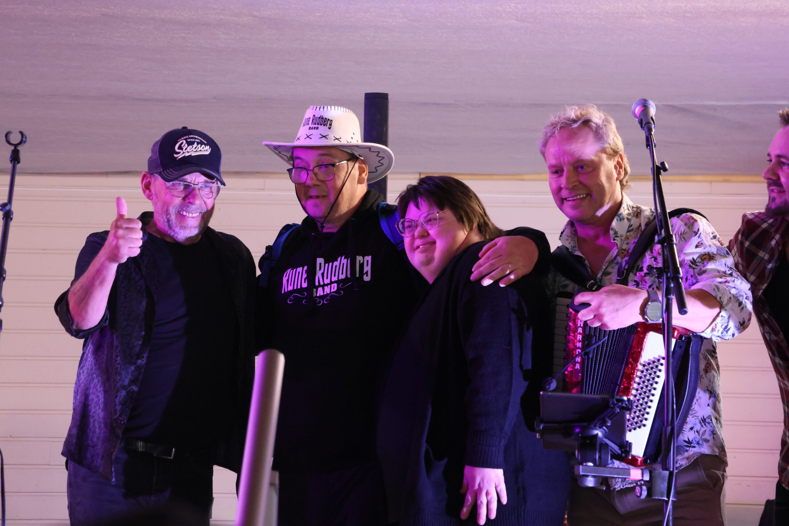 Rune Rudberg og Odd Arne S&oslash;rensen gratulerte det nyforlovede paret Odd Inge Vestby og Silje Tollefsb&oslash;l p&aring; scenen.