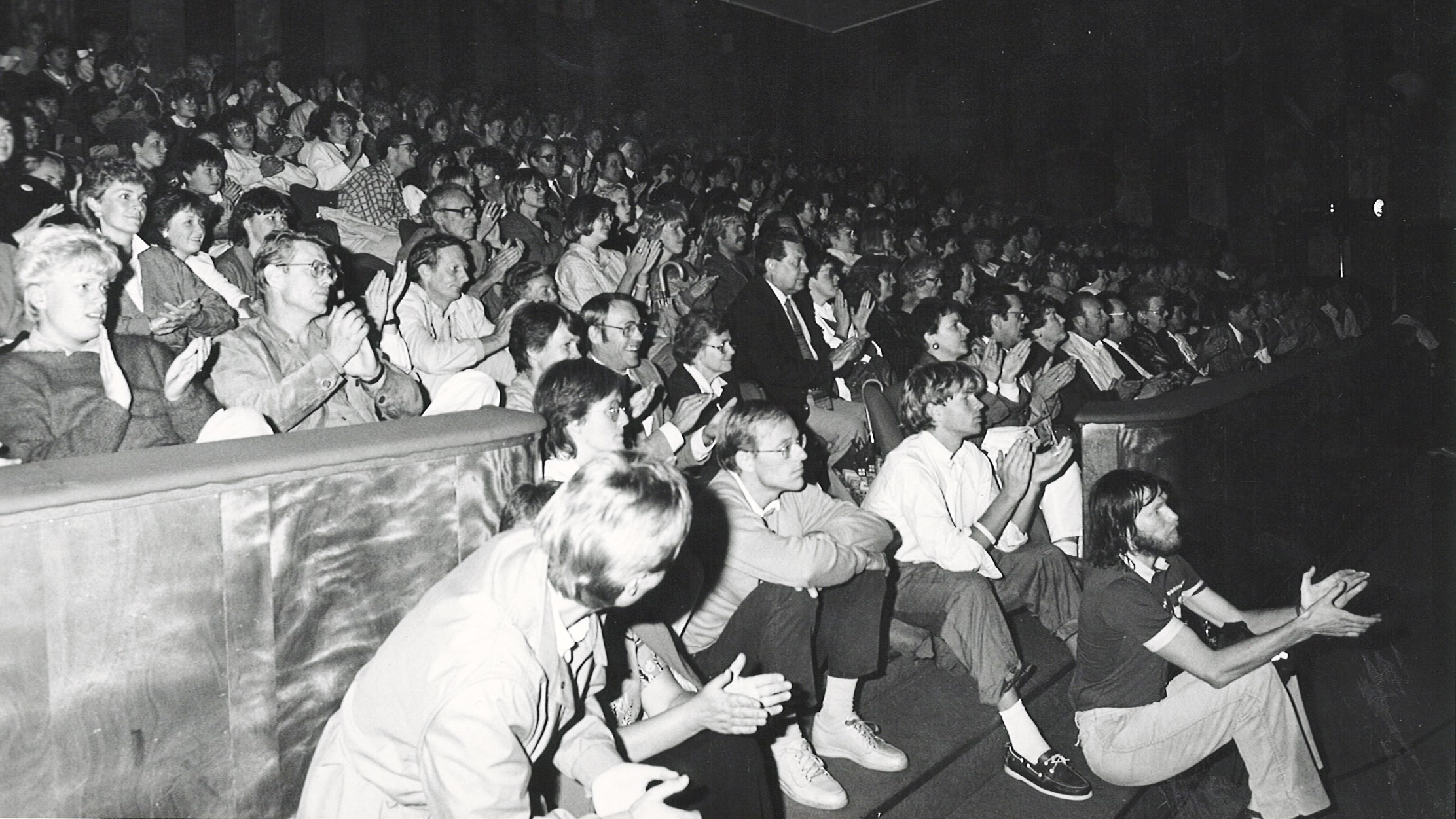 R&aring;dhusteatret var stappfullt da Instant Musical avsluttet turneen i hjembyen torsdag 21. august 1986. If&oslash;lge lokalavisa Gl&aring;mdalen var det over 700 p&aring; forestillingen.