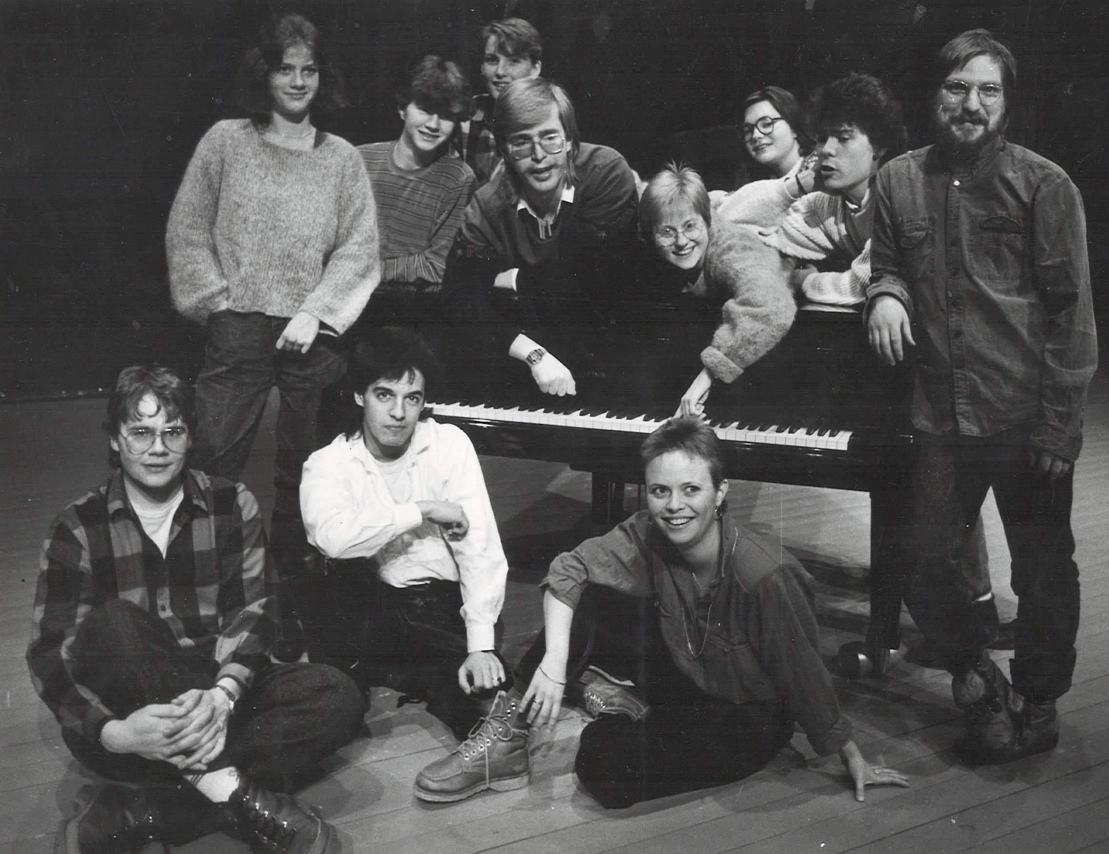 Stab og artister fra Instant Musical i 1986. Foran fra venstre Halvor Nordli, Santiagu Amengual og Ellen Riege. St&aring;ende fra venstre Anne Eikvar, Even &Oslash;iseth, Kristin &Oslash;deg&aring;rd, &Oslash;ivind Roos, Sigrid Werne, Anne R&oslash;rholt, Ivar Tindberg og Johny Gullaker.
