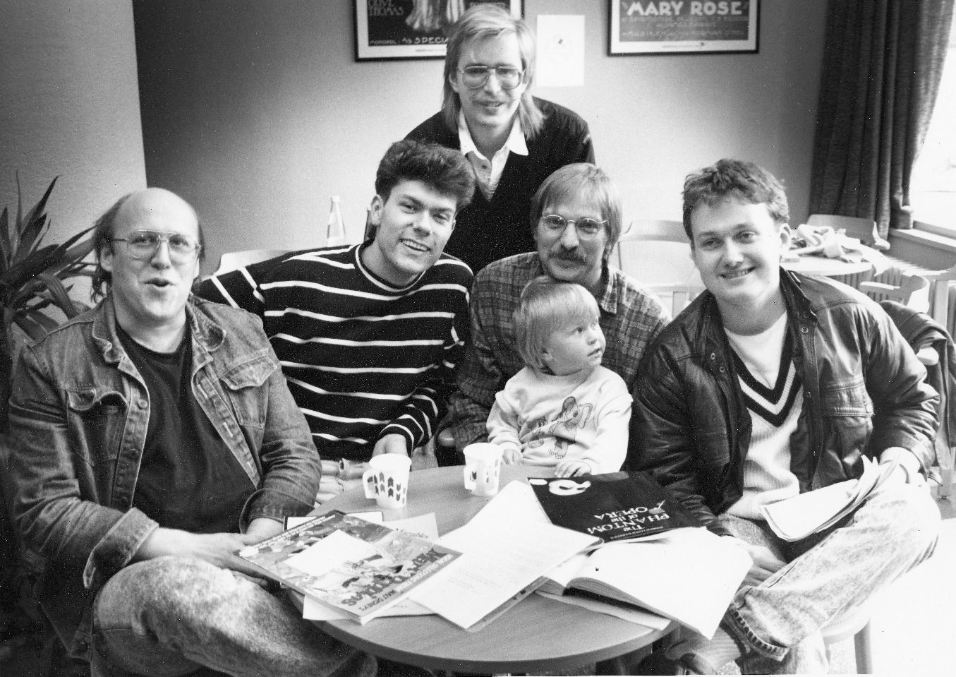 Lydmann Jan Erik Langnes, regiss&oslash;r Ivar Tindberg, &Oslash;ivind Roos, Johny Gullaker med s&oslash;nnen Mattis p&aring; fanget og trompetist Anders Christensen i foajeen til R&aring;dhusteatret i 1988.