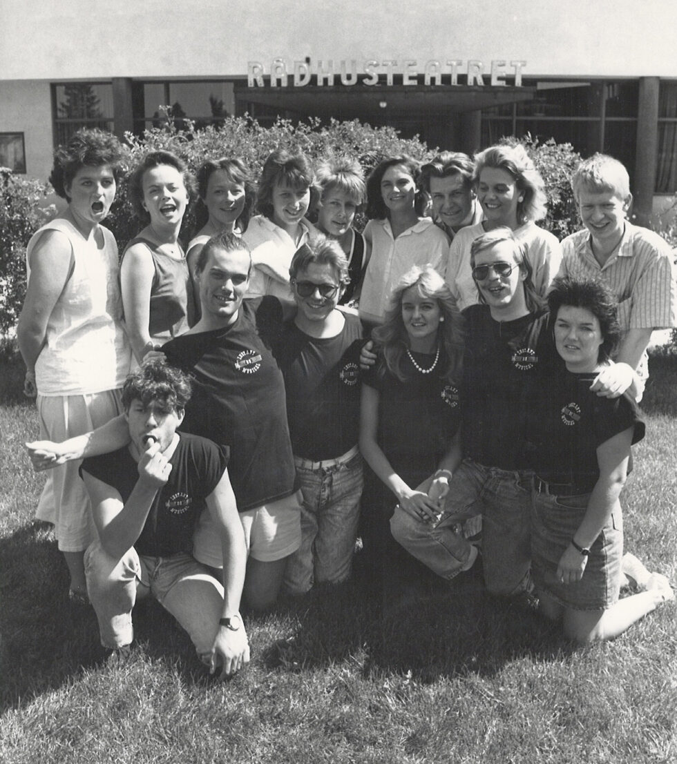 Fra Guys & Dolls i 1993. Fra venstre Pepito Porfirio Gutierrez, Kjetil Foseid, Ola Fjellvikås, Even Finsrud og Erland Rødberg. Bak i orkesteret ser vi Frode Andresen, Mathilde Grooss Viddal, Pål Bråtelund og Knut-Harald Jensen.