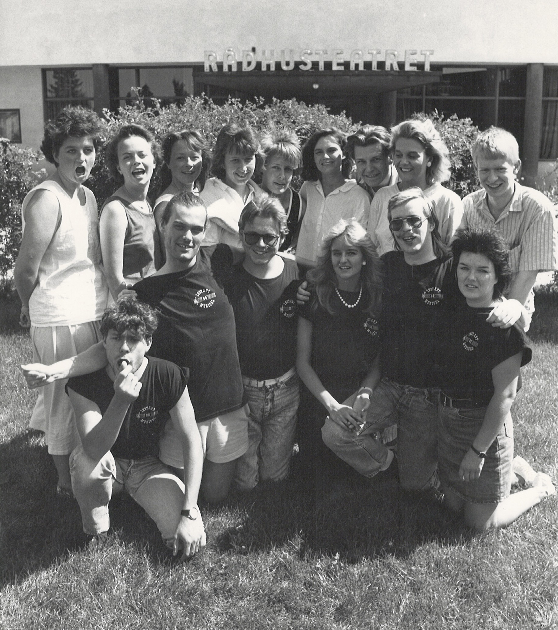 Instant-gjengen utenfor R&aring;dhusteatret i 1988. bak fra venstre: G&oslash;rild Skille, Ellen Christine Riege, Agnes Beate Nyborg, Mona Ankill, Monika Lindstrand, Hege Skevik, Christer Hedin, Anne Faret og Espen Gylterud. Foran: Ivar Tindberg, Jan Fredriksen, B&aring;rd Thomas Engh, Laila Synn&oslash;ve Sagli, &Oslash;ivind Roos og Tove Rigmor Berg Enger.