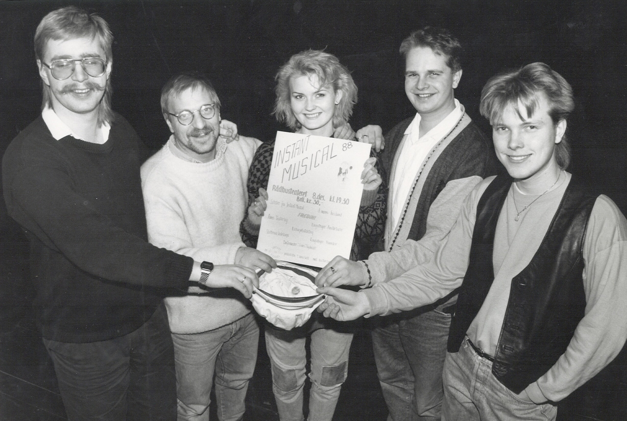 H&oslash;sten 1988 ble den f&oslash;rste st&oslash;ttekonserten til inntekt for Instant Musical arrangert. Fra venstre: &Oslash;ivind Roos, Johny Gullaker, Kristin Ljungquist, Freddy Kjensmo og Morten Andreassen.