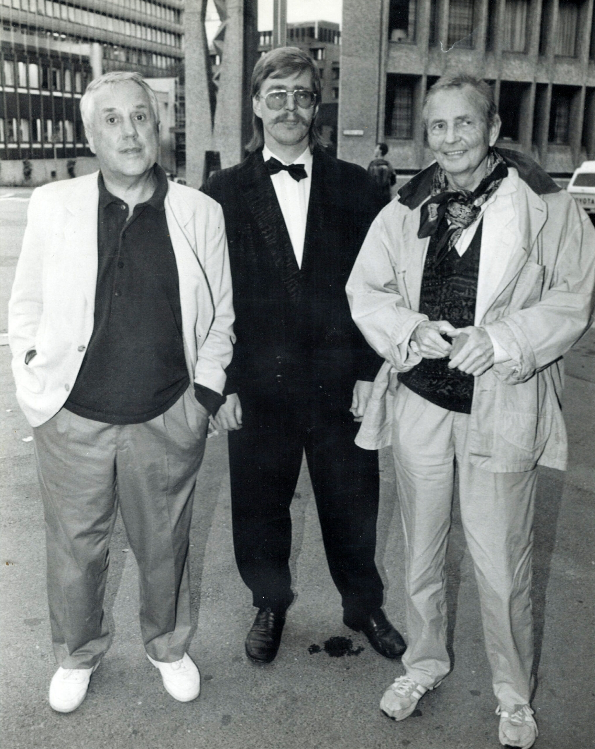 Egil Monn-Iversen, &Oslash;ivind Roos og Einar Schanke foran ABC-teateret i Oslo.