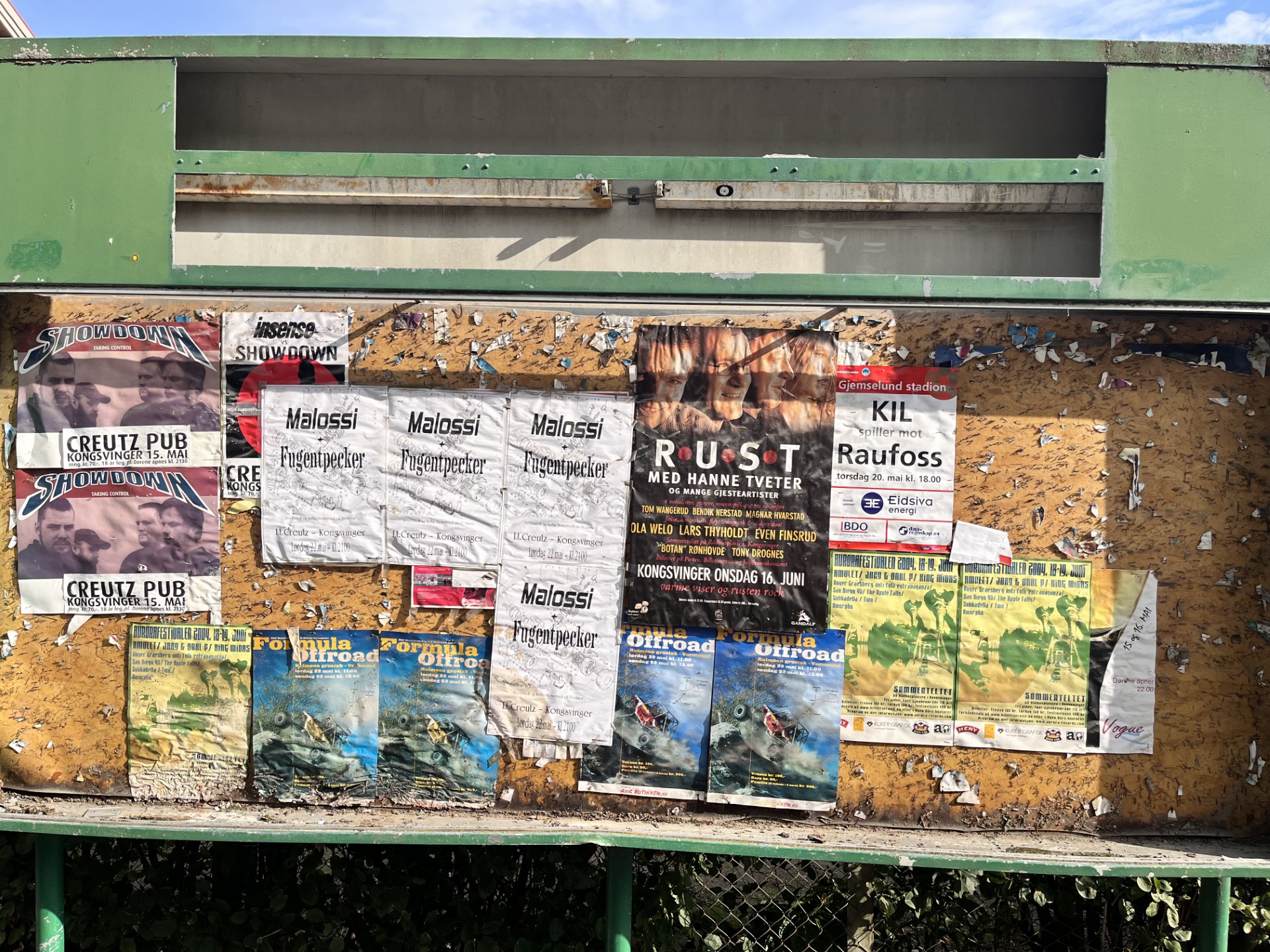 Skjult bak plata som ble montert i 2004, dukket det blant annet opp gamle plakater for konserter på Lt. Creutz opp.