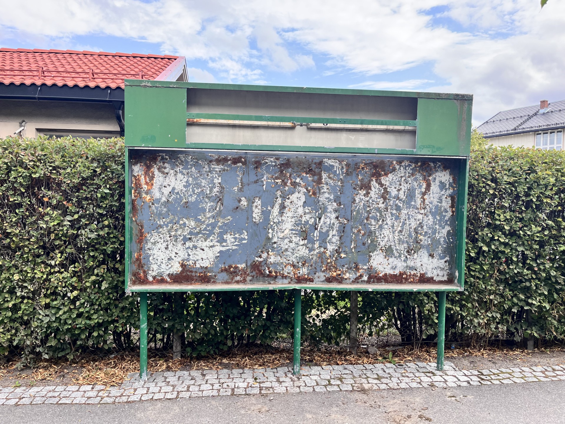 I løpet av kort tid vil oppslagstavla bli vasket ned og pusset opp.