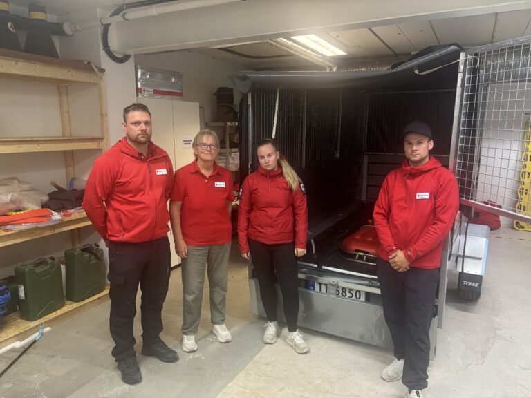 Jonas Auestad (f.v.), Åse Kaurin, Elin Pauline Sletten og Marius Altmann er oppgitte over at noen har stlålet utstyret som hjelpekorpset trenger i forbindelse med istt arbeid.