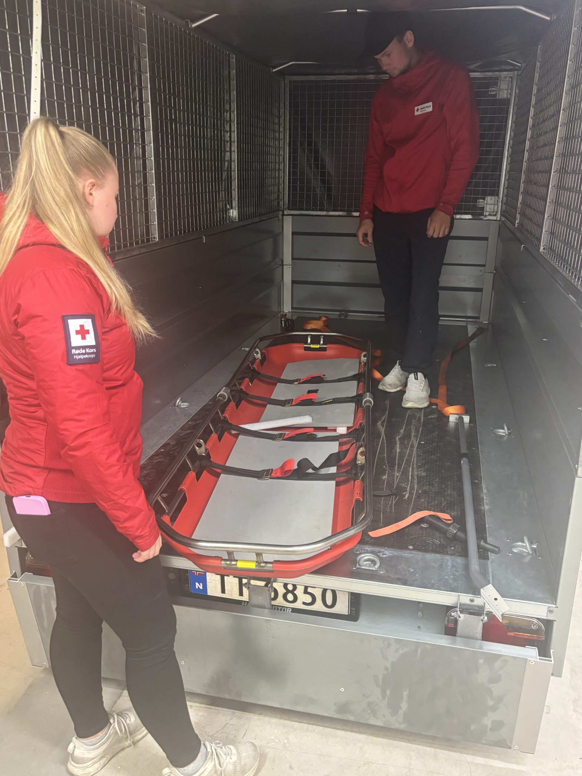 P&aring; denne tilhengeren stod ATV&eacute;n som er stj&aring;let. Det eneste tyvene etterlot seg er en b&aring;re. Elin Pauline Sletten og Marius Altmann forst&aring;r ikke hvordan tyvene har klart &aring; f&aring; med seg den tunge doningen.