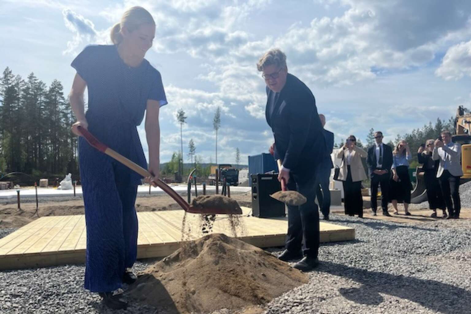 Justis- og beredskapsminister Emilie Enger Mehl og hennes svenske kollega Gunnar Str&ouml;mmer tok de f&oslash;rste spadetakene til den nye politistasjon 15.mai 2024.