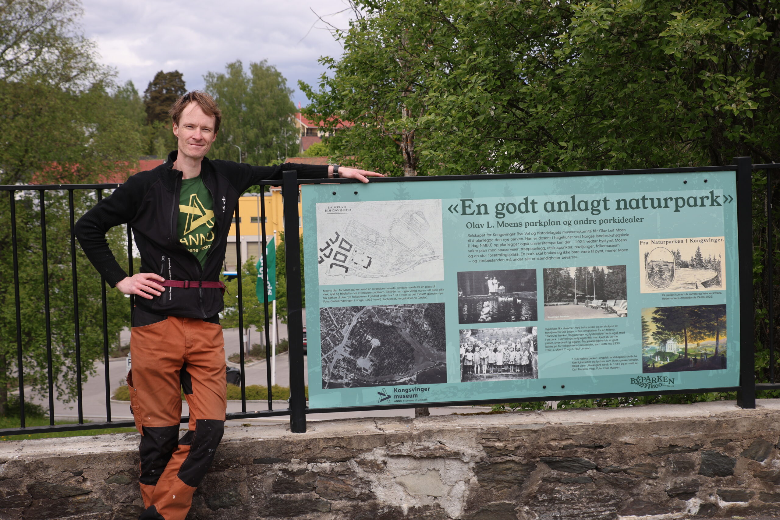 Mats Gullikstad fra Kongsvinger museum viser frem de nye skiltene som viser frem Byparkens historie. Det er totalt åtte skilt som nå henger der.