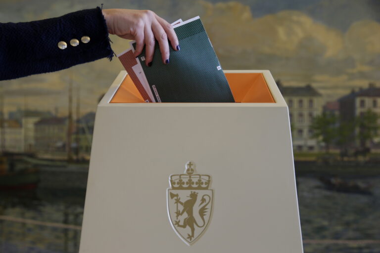 De som skal reise bort, kan levere stemme til stortingsvalget allerede fra tirsdag. Andre må vente til 11. august når det åpnes for ordinær forhåndsstemming. Selve stortingsvalget er 8. september.