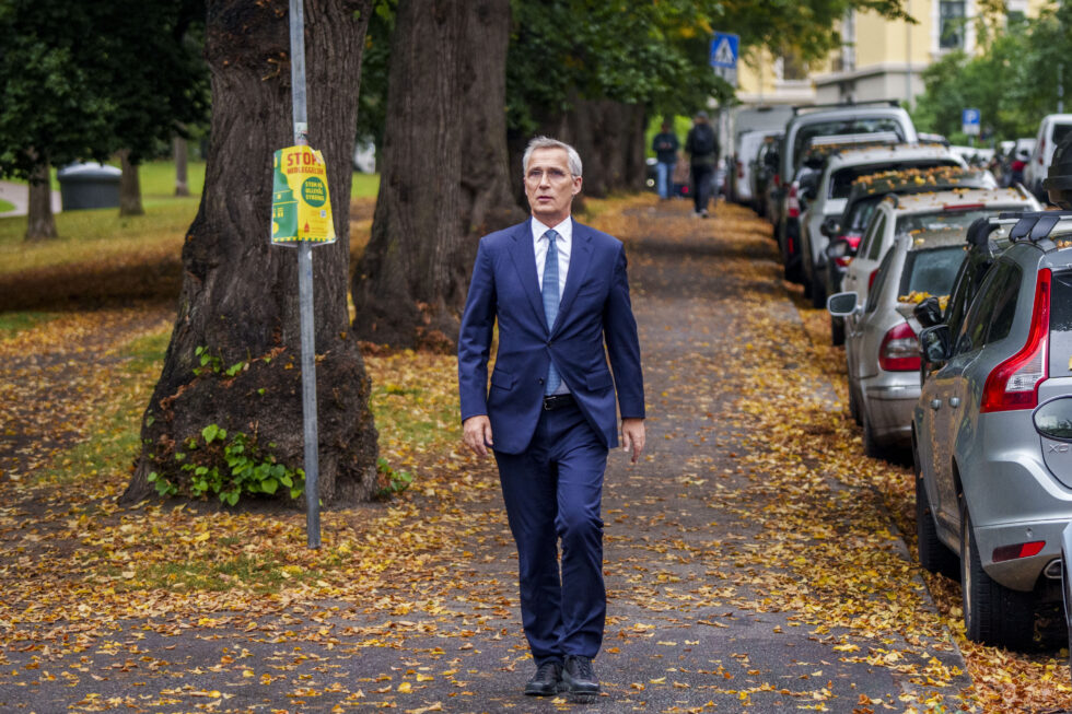 Finansminister Jens Stoltenberg er her på vei til å forhåndsstemme på St. Hanshaugen i Oslo i forrige uke.