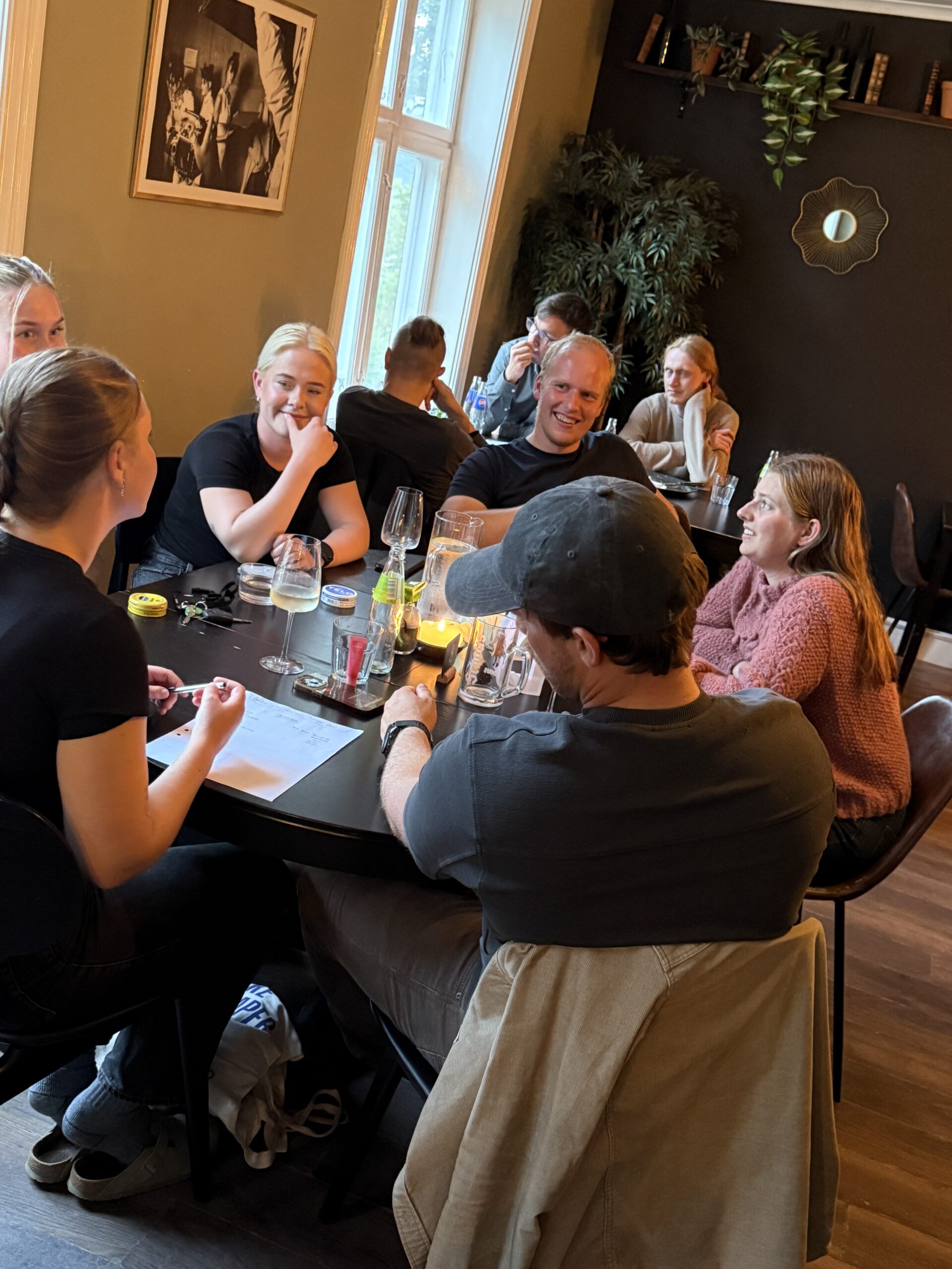 Det var godt oppmøte på høstens første quiz. Folk koste seg med hjernetrim, pizza og godt drikke.
