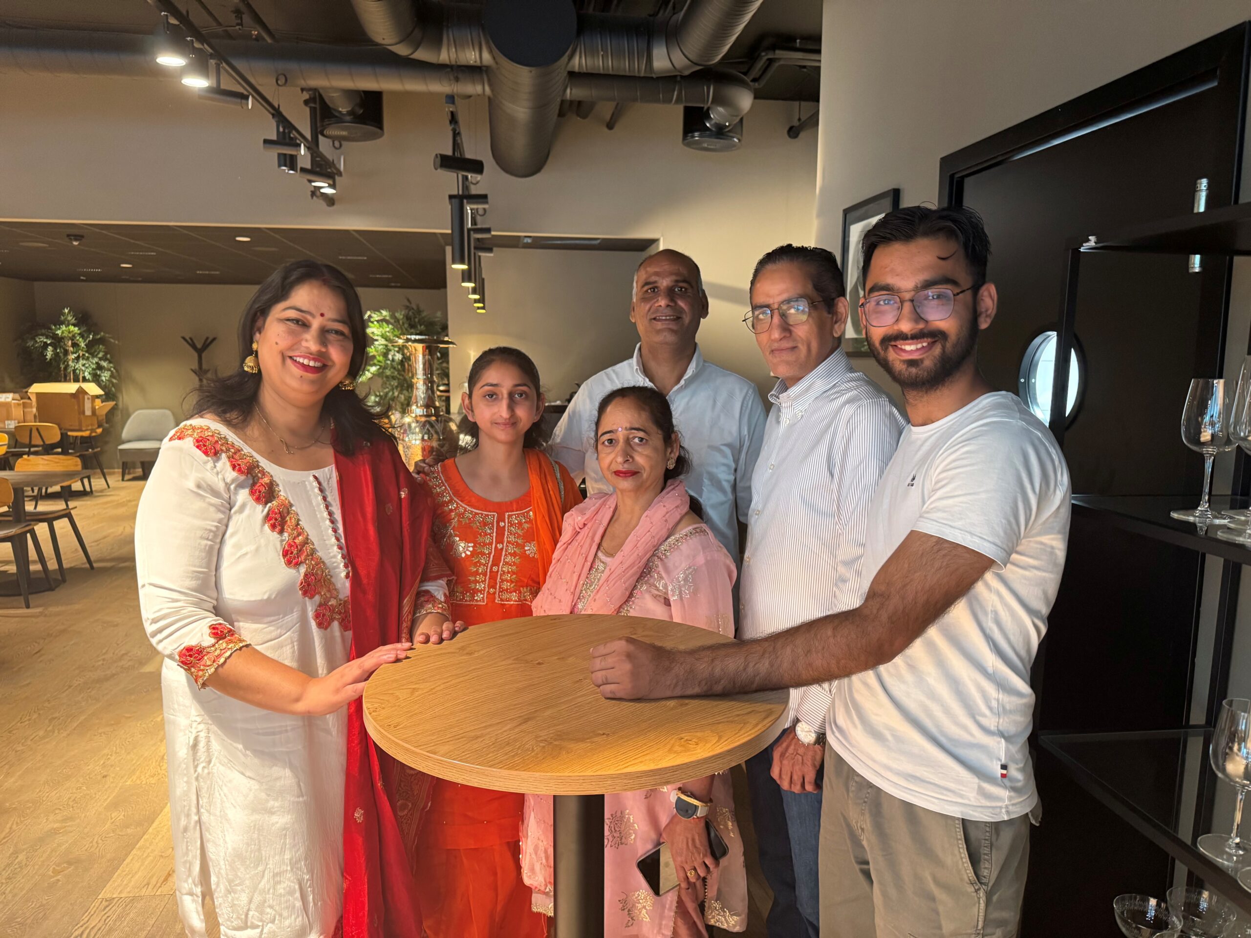 De gleder seg til &aring; &aring;pne restaurant i Kongsvinger: Seema Rani (f.v.), Khushveer Sharma, Pooja Rami, Deepak Kumar Sharma, Sandeep Kumar og Nitin Sharma.