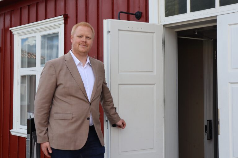 Glenn-Thomas Engebretsen holder dørene åpne til restauranten på Festningen Hotel & Resort.
