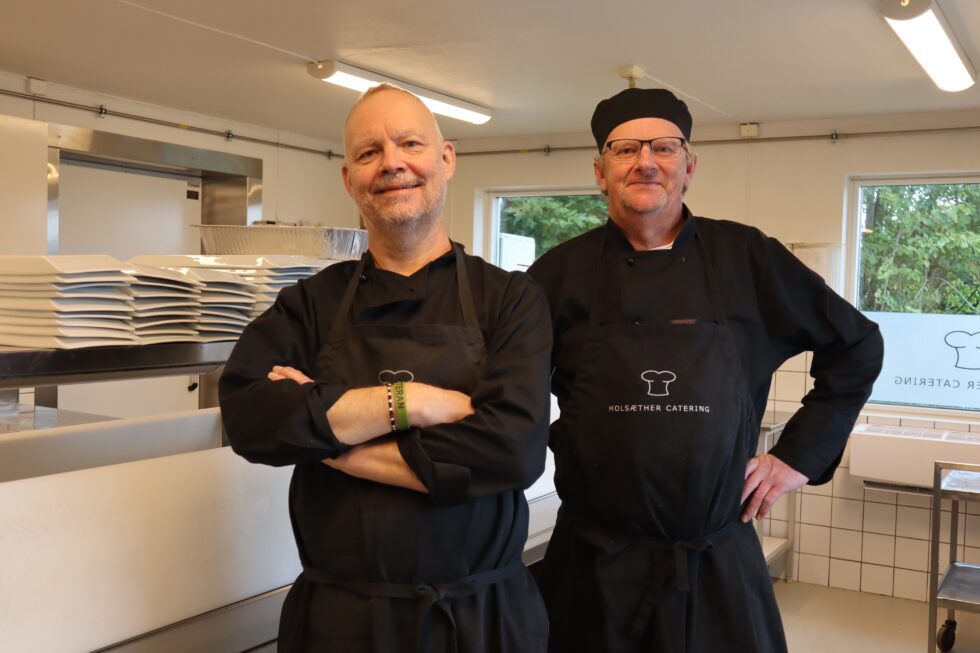 Tom-Ole Johannesen og Uno Ellingsen har nok å gjøre på kjøkkenet hos Holsæther Catering. Nå venter snart en hektisk julebordsesong.